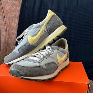 Womens Nike tennis shoes